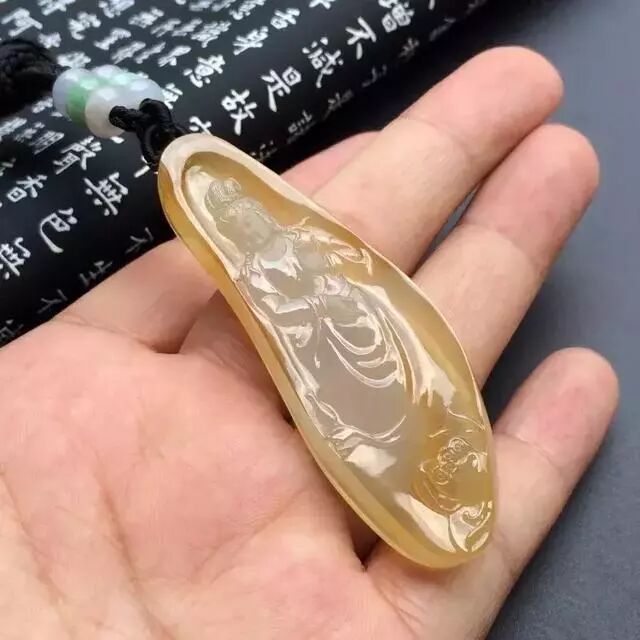 黄翡挂件适合什么人佩戴？