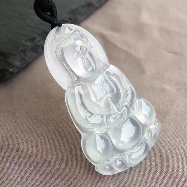 你知道为什么翡翠观音的眼睛都是半闭的吗？