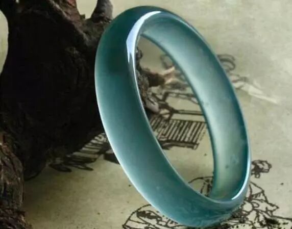 素面和雕花翡翠，谁略胜一筹？