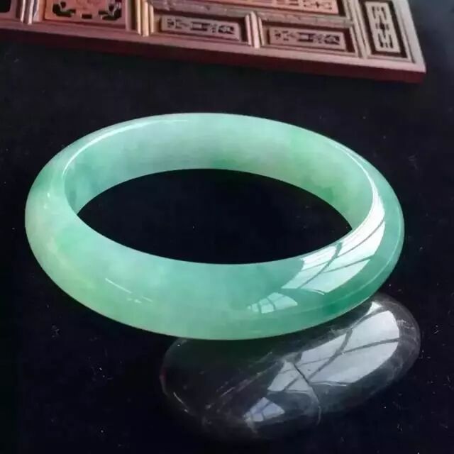 各个年龄段的女士，适合佩戴什么样的翡翠手镯？