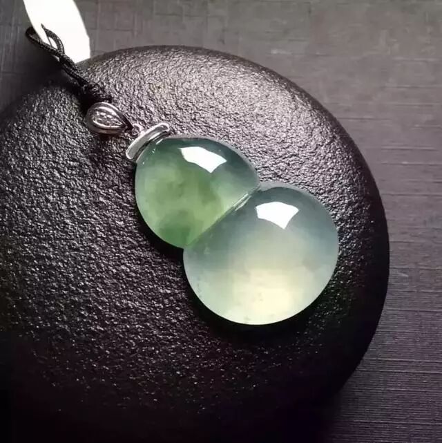 玻璃种翡翠手镯为何有价无市?