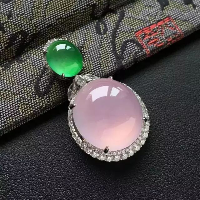 敢素面的，才是顶级翡翠