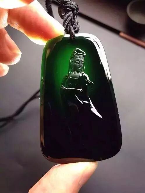 适合男士佩戴的饰品——标志着沉稳成熟的墨翠戒指