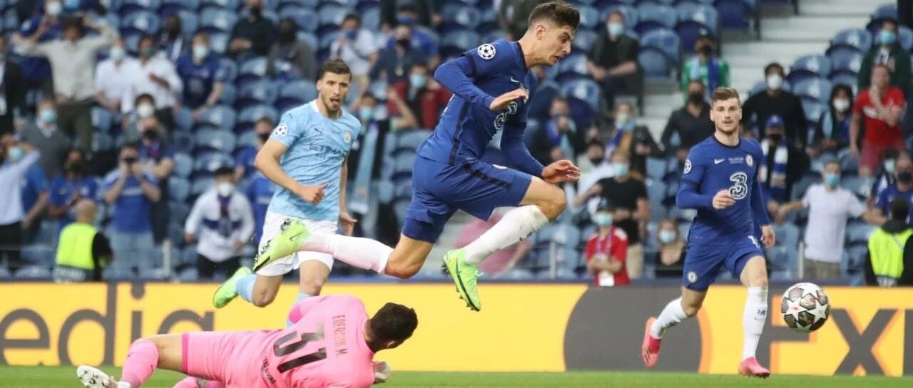 榜首之战，伊蒂哈德上空是哪种蓝