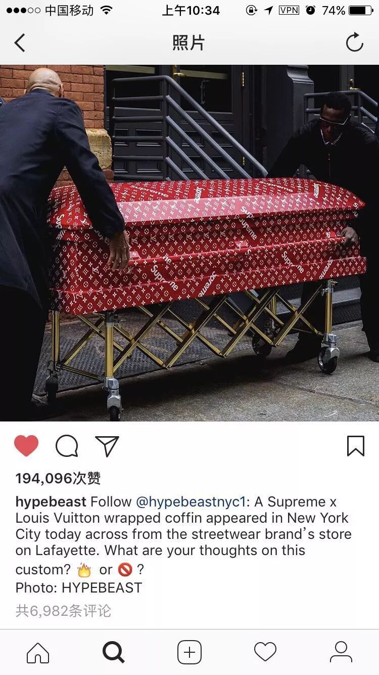 ▼ 然而继prada出了装尸袋之后,(网友恶搞) lv x supreme紧跟潮流 是