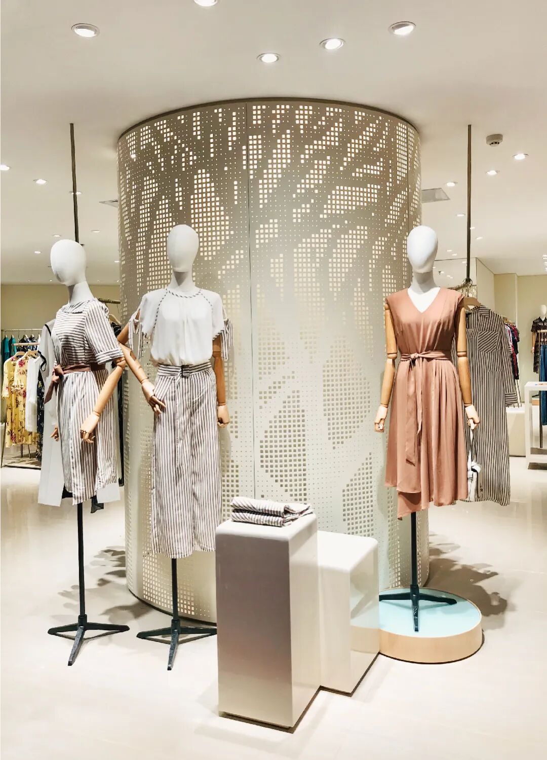 jz玖姿玖姿新店启幕邂逅优雅初夏