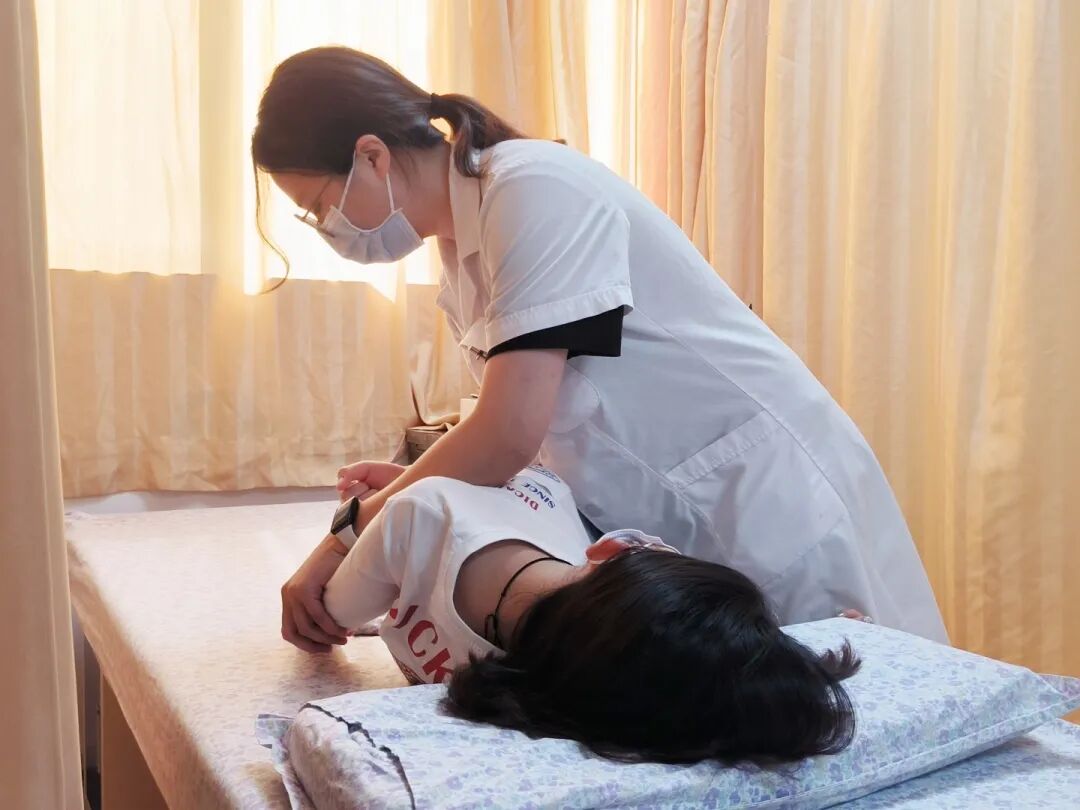 针灸治疗仪什么品牌好脊柱侧弯不用慌，“龙氏正骨”帮您忙~_https://www.jmylbn.com_新闻资讯_第23张