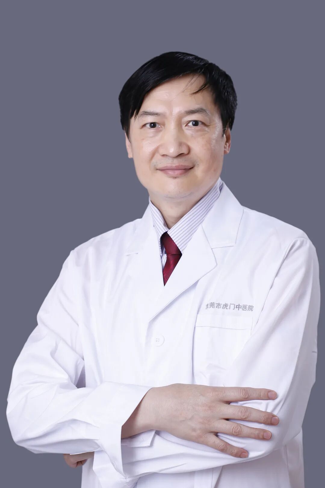 出自三代中医世家,家学渊源深厚,得到祖辈真传,悬壶虎门三十余载,对颈