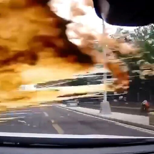 气愤！疯狂别车，朝风挡泼奶茶！惹众怒司机被全网声讨！