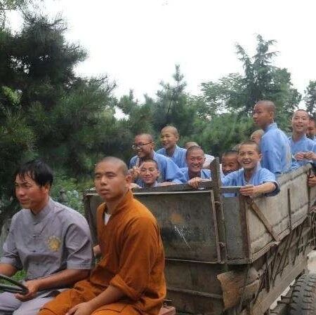 无证驾驶敞篷拖拉机，站满一车人，雨中狂奔，你猜有多少人？