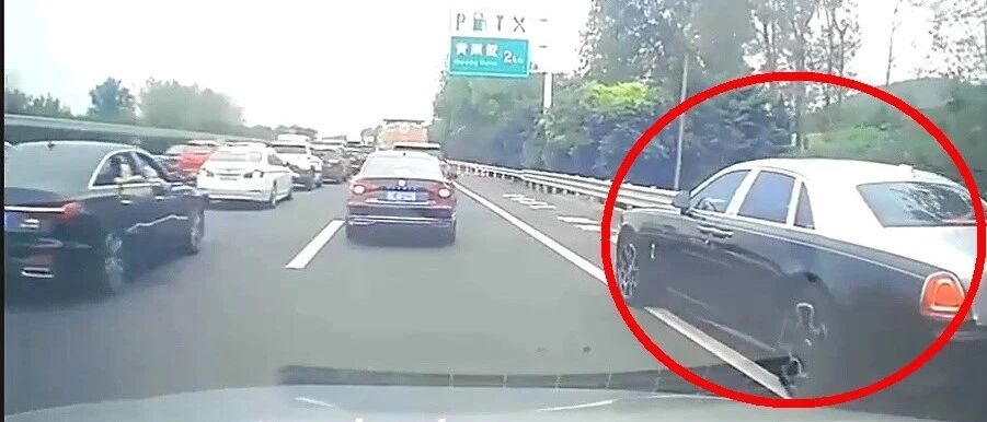 “他赔不起，应该让我！”劳斯莱斯恶意别车6次，占应急车道！结果…