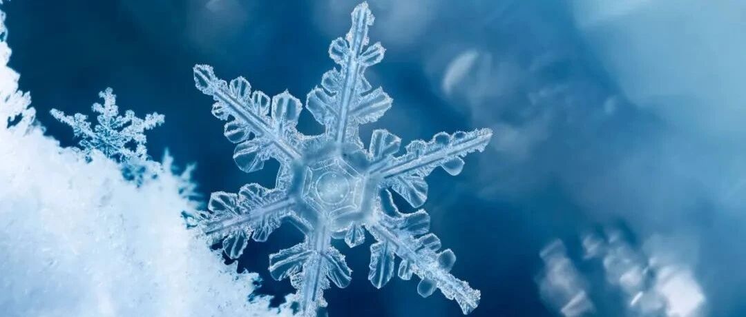 窗外漫天飞舞的雪花，竟然是V字形水分子变的 | 孙亚飞——科学讲坛