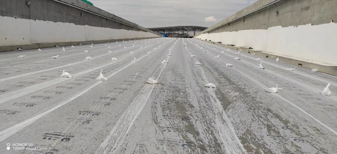 机场项目下穿通道路面采用新型混凝土节水保湿养护膜