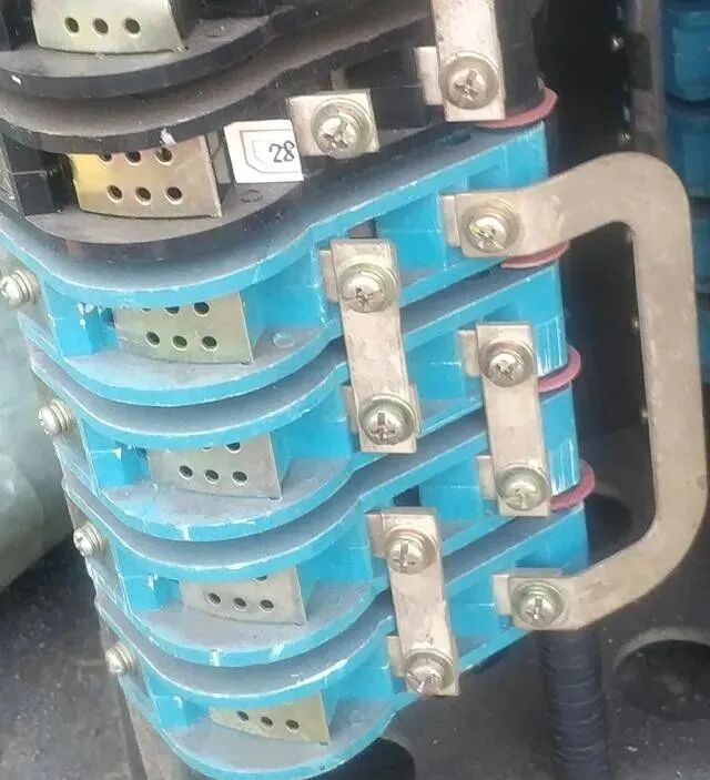 接觸器的主觸點損壞，用一根線直接短接，這個方法很多電工人都搞不懂！的圖3