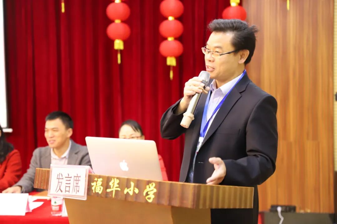 活动伊始,茂名市福华小学党总支部书记,校长宣飞云致辞.