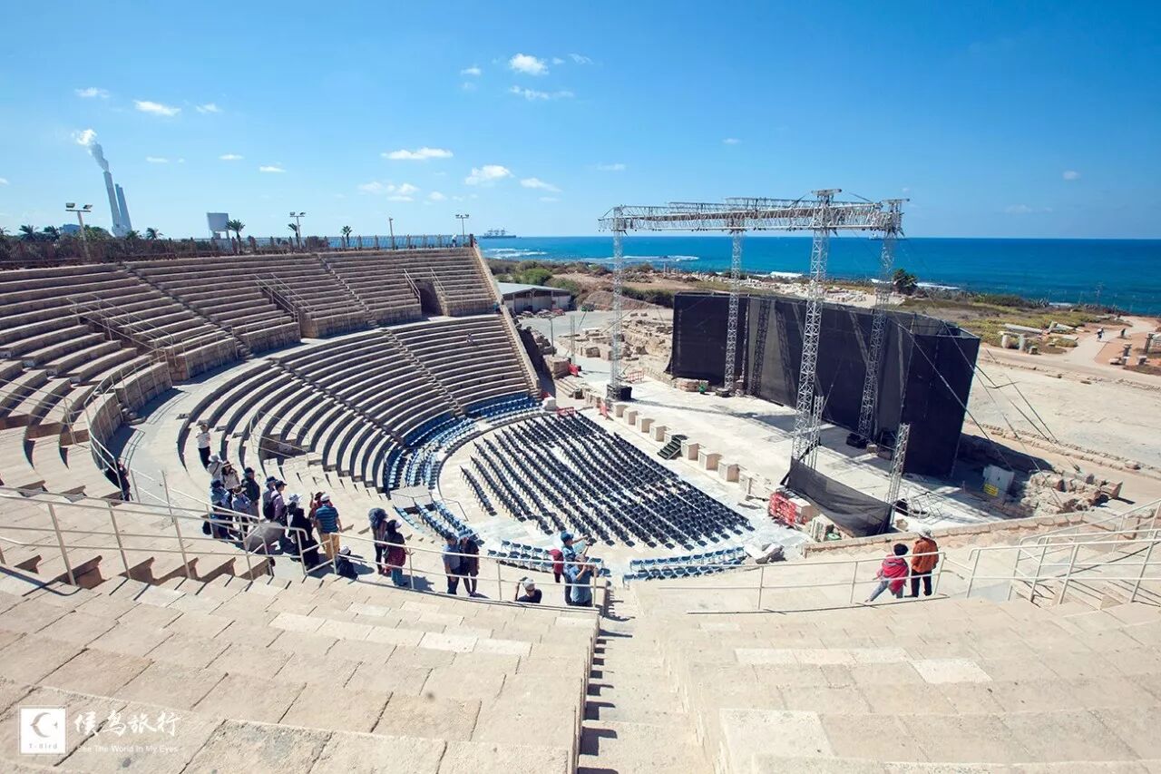 在这里，耶稣显神迹灌醉众人