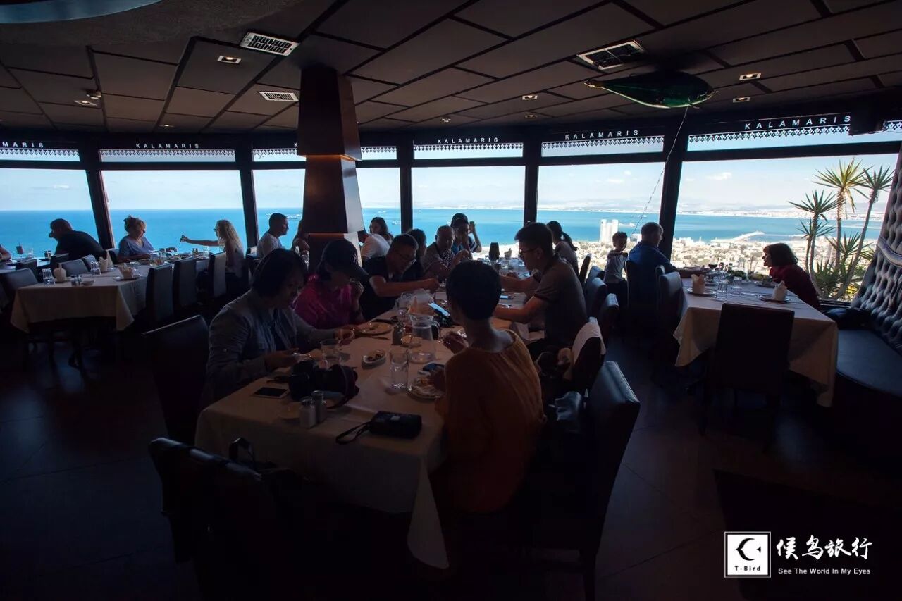 在这里，耶稣显神迹灌醉众人