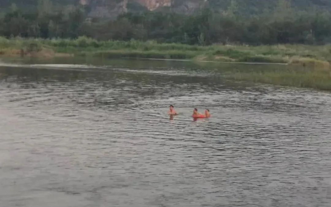 【銘記囑托 忠誠擔(dān)當(dāng)】千鈞一發(fā)之際，警察“從天而降”！