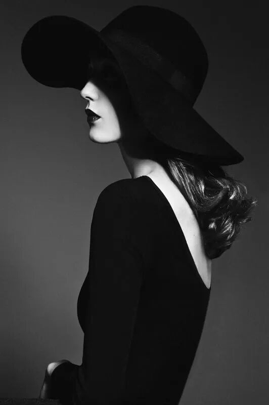 看那个戴帽子的美人