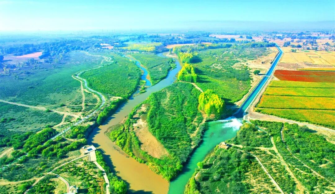 民勤石羊河蔡旗断面三水相汇，“泾渭分明”，美丽壮观。新甘肃·甘肃日报记者 金奉乾