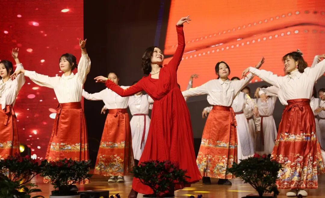 “益”展风采共欢庆 “智”续辉煌启新年 ——湘潭市益智中学“盛世龙年，祥瑞满堂”2024年师生元旦文艺汇演圆满落幕