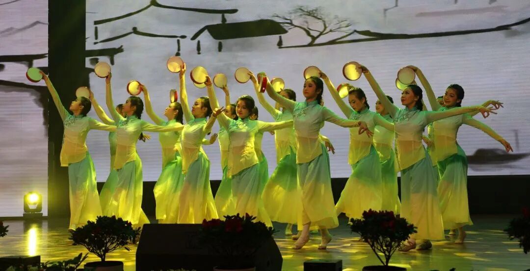 “益”展风采共欢庆 “智”续辉煌启新年 ——湘潭市益智中学“盛世龙年，祥瑞满堂”2024年师生元旦文艺汇演圆满落幕