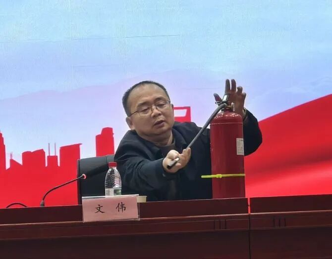 校园动态 | 复盘反思促提升 蓄力前行向未来——湘潭市益智中学2025年秋季学期11月全体教职工大会暨集体廉政谈话