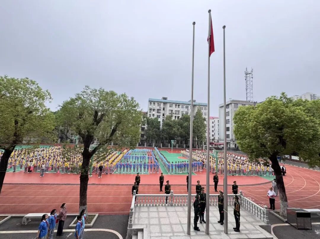 校园动态 | “益”心向国 薪火相传 ——湘潭市益智中学隆重举行“传承红色基因，向国旗敬礼”主题实践活动