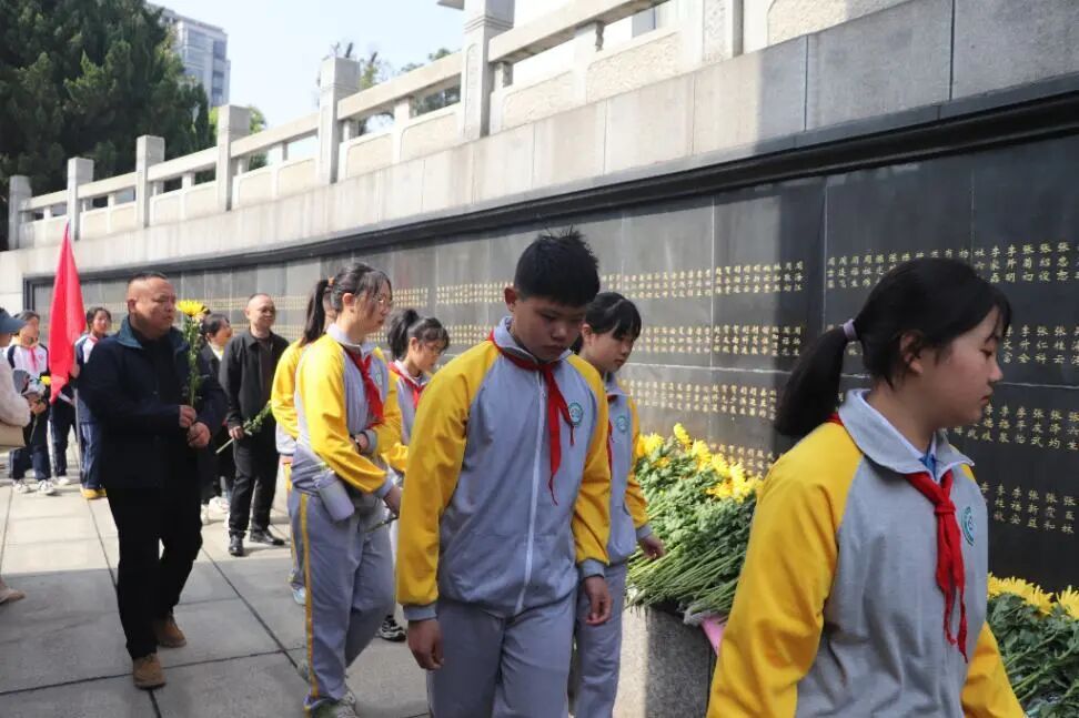 承红色基因 缅英烈忠魂 ——湘潭市益智中学开展清明祭英烈主题教育活动