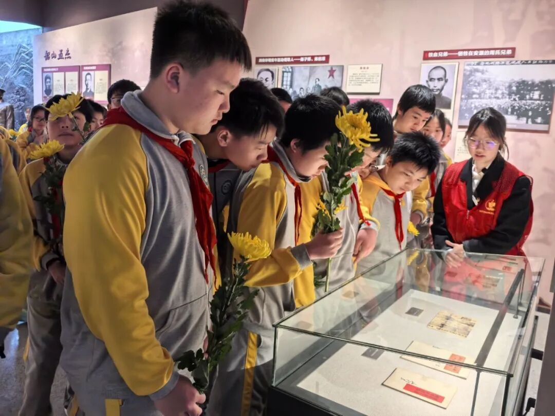 承红色基因 缅英烈忠魂 ——湘潭市益智中学开展清明祭英烈主题教育活动