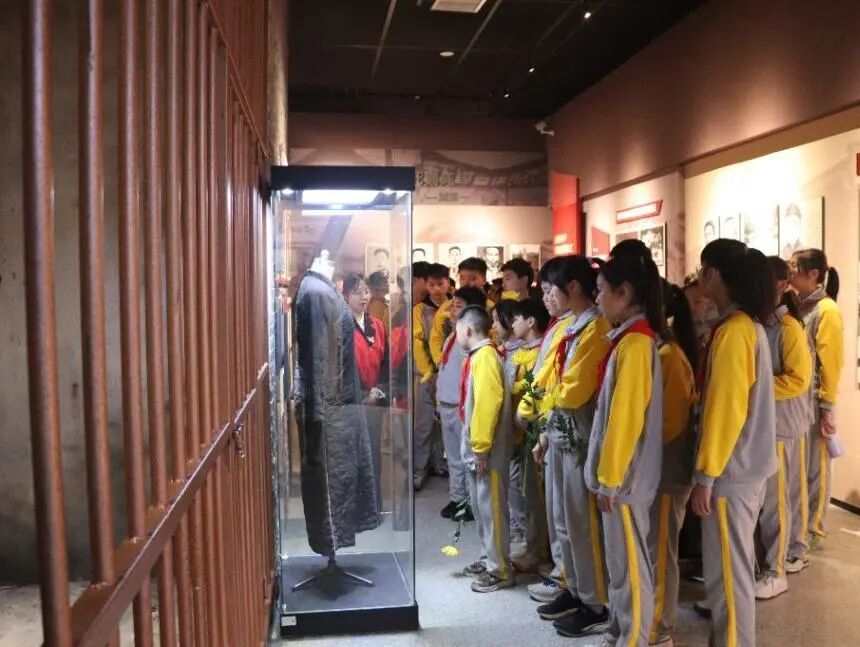 承红色基因 缅英烈忠魂 ——湘潭市益智中学开展清明祭英烈主题教育活动