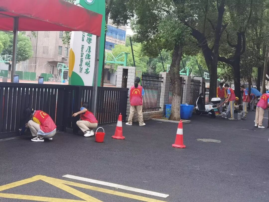 志愿活动 | 创文有我，团员先行 ——益智中学团员学生开展校园卫生打扫志愿服务