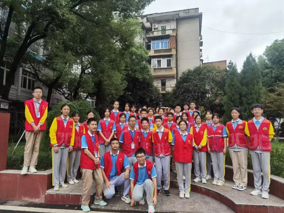 志愿活动 | 创文有我，团员先行 ——益智中学团员学生开展校园卫生打扫志愿服务