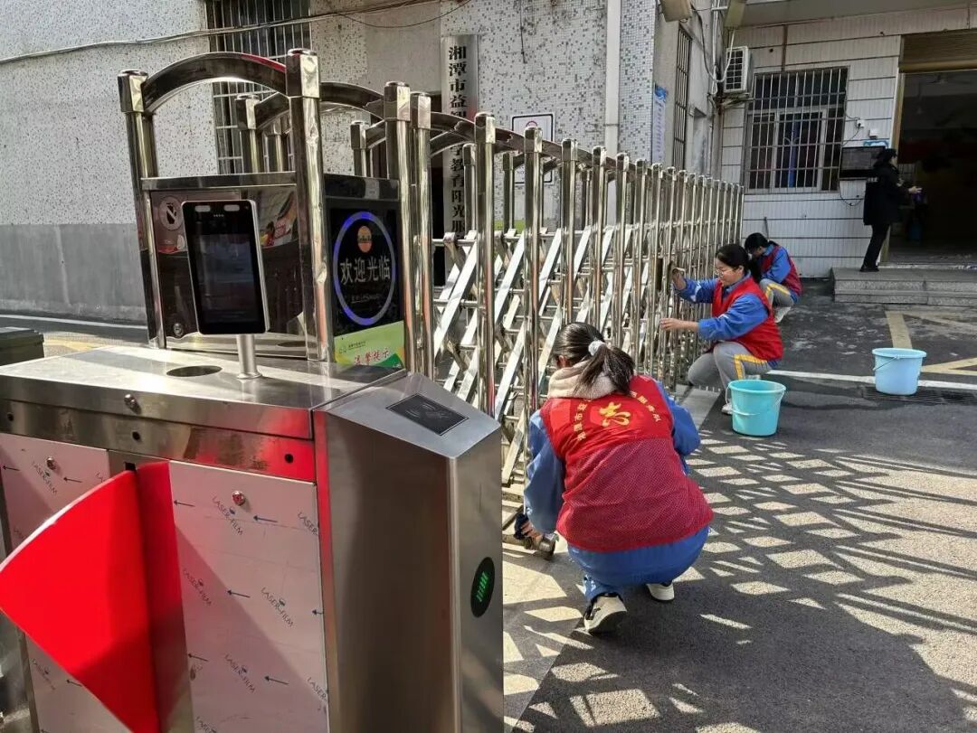 志愿活动 | 创文有我，团员先行 ——益智中学团员学生开展校园卫生打扫志愿服务