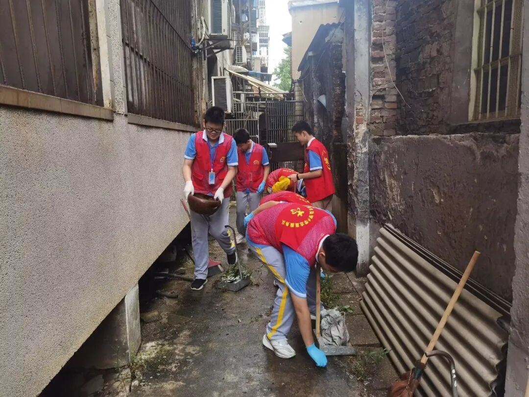 志愿活动 | 创文有我，团员先行 ——益智中学团员学生开展校园卫生打扫志愿服务