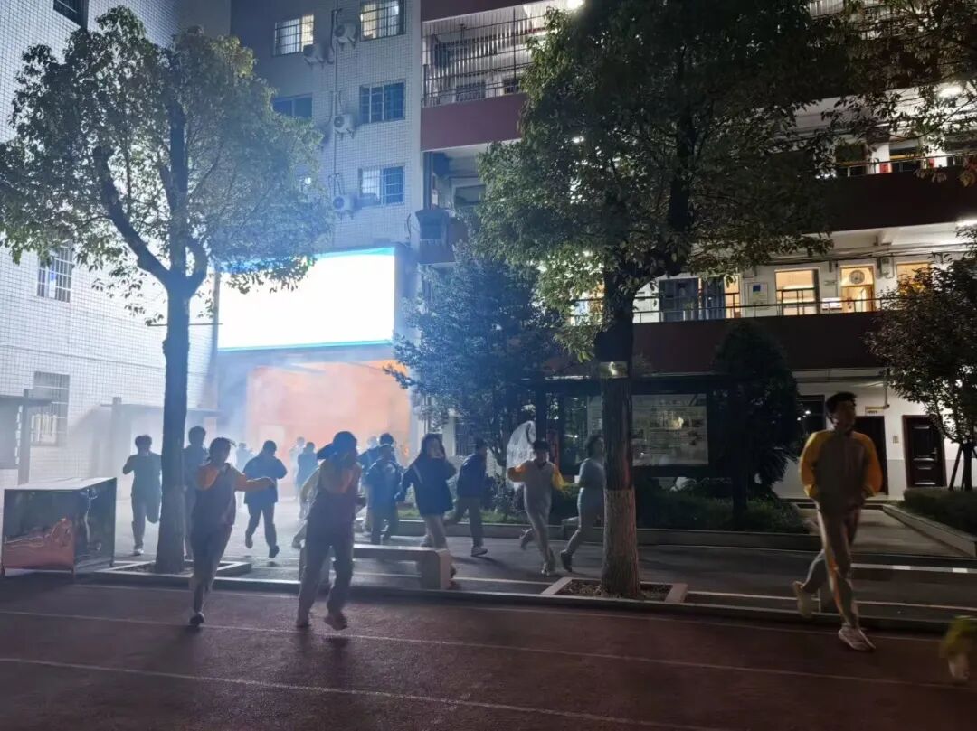 消防安全 | 夜寝防火不松懈 实战演练护平安——湘潭市益智中学开展寄宿生夜间消防疏散演练活动