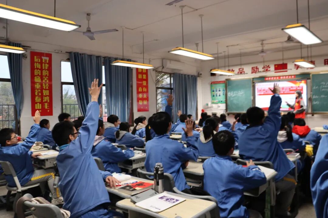 幸福德育 | 宪法引领成长路，法治护航少年心——湘潭市益智中学联合湘潭大学法学部开展普法课堂活动