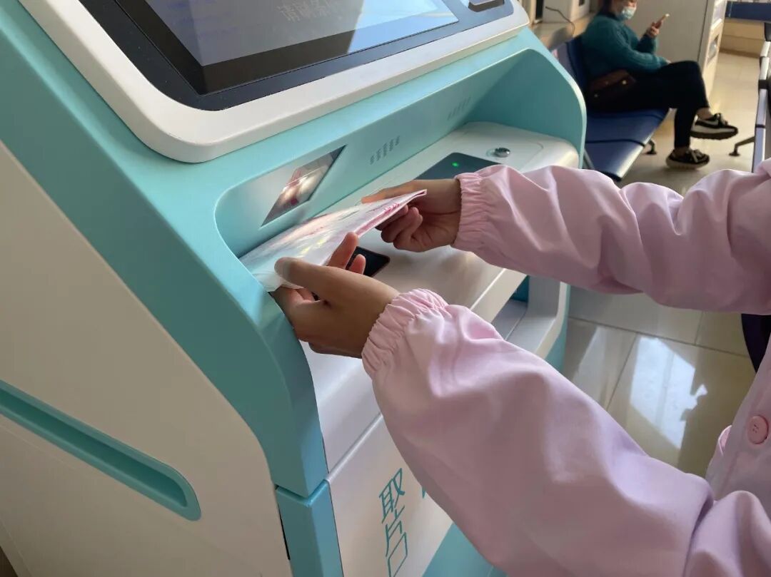 取片机怎么用【优服务】无需排队取报告！放射科自助取片机上线啦！！_https://www.jmylbn.com_新闻资讯_第5张