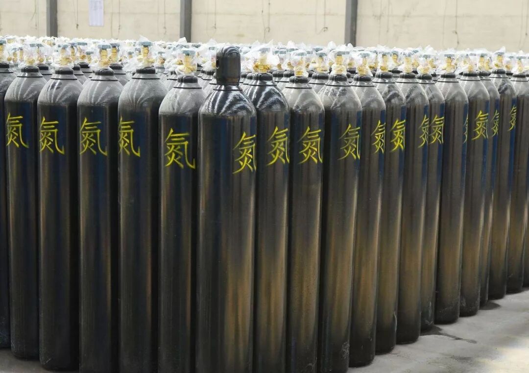 15)气瓶颜色模糊不清14)乙炔气瓶放倒使用13)缺灭火器材12)贮存场所不