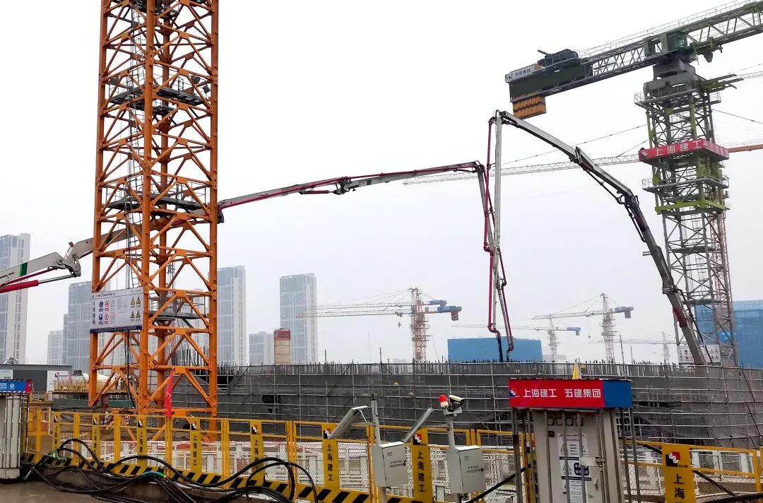 凌空展翅！徐工助力江苏第一高楼“破土而出”！(图7)
