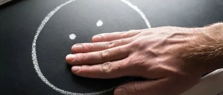 不爱说话的年轻人，一直在“聊天”