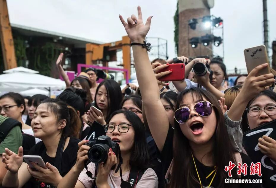 4名中国粉丝追星，致360名乘客被迫下机重新安检！网友汗颜：别丢人了行吗？（组图） - 10