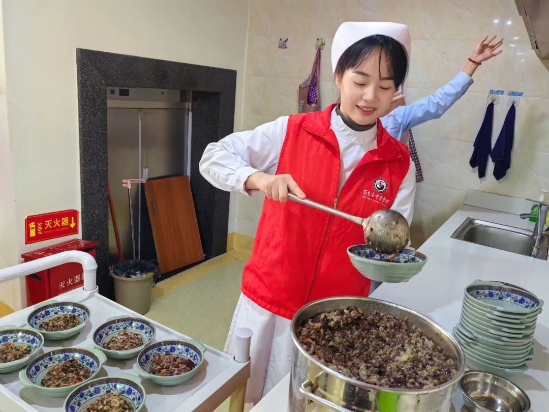 【医院动态】百色市中医医院团委开展腊八节敬老爱老活动