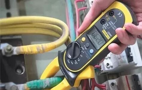 老電工是怎么熟練使用鉗形電流表的？的圖1