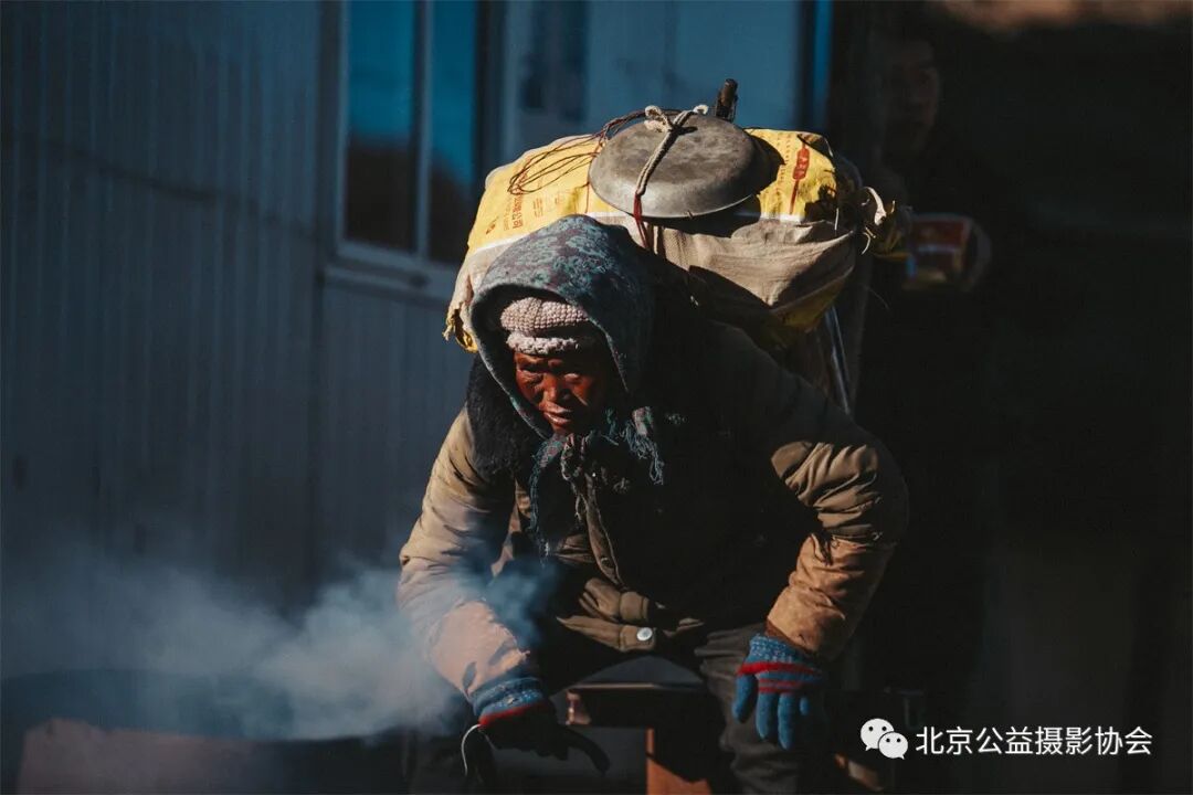 《奶奶》摄影:曹振飞(阿昌族)全国光影助学工程四十一校区初中三年级