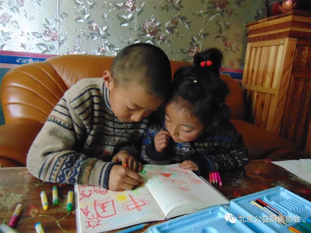 《藏族娃娃爱中国》摄影:扎西巴毛f(藏族)全国光影助学工程第六校区