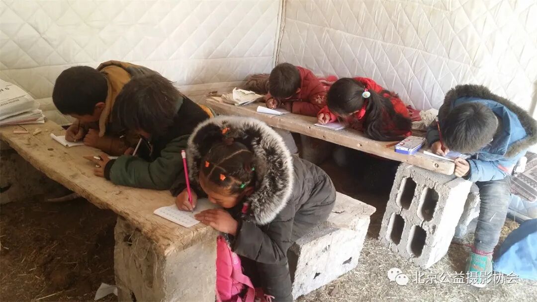 《苦读》摄影:布代m(藏族)全国光影助学工程六校区高中二年级(青海)