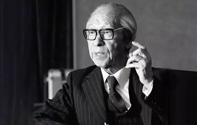 选择第三代"掌门人"时,打破了传统的小家观念,放弃了家族成员松下正幸