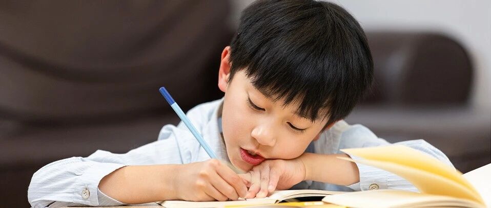 写字丑难纠正，光逼孩子练字没用，用这个方法，5天写出规范字