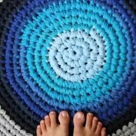 旧Ｔ恤不穿就用来钩张地垫吧，以后不用花钱买了！